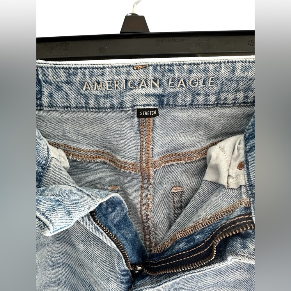 American Eagle curvy 90s high rise straight distressed jeans. Size 6 - Picture 6 of 8
